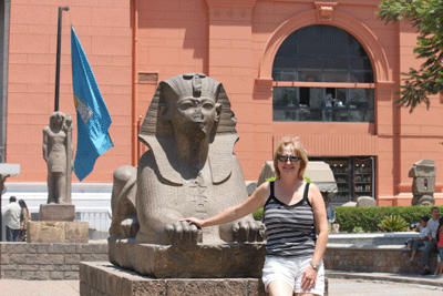Lorraine et le Sphinx, elle est � droite...