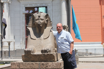 Dom et le Sphinx, il est � droite...