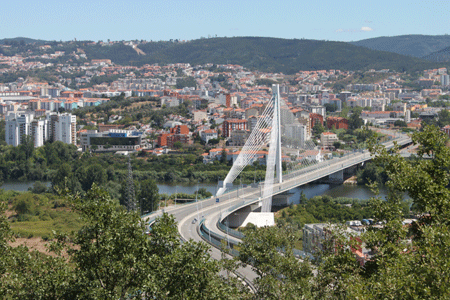 Coimbra avec le pont de la reine Sainte-Isabelle