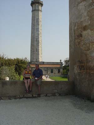 Devant le phare de Port aux Baleines.