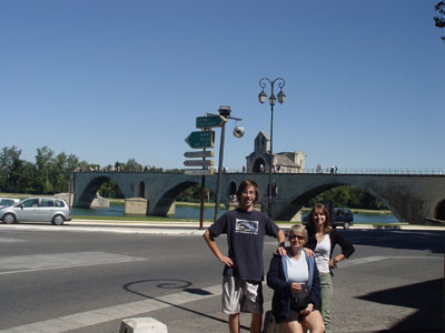 Sur le pont d'Avignon, on y danse...