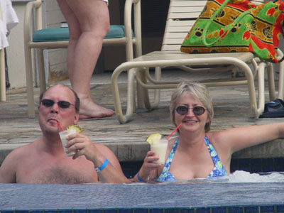 Y'a rien comme un bon Pina Colada dans le jaccuzzi!!